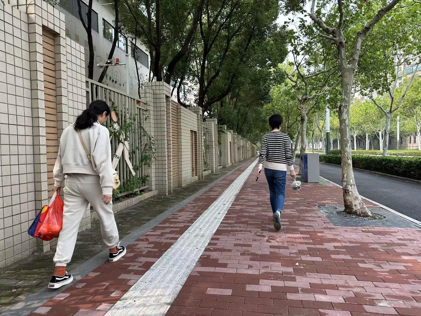 人行道抬高，乱停乱放缓解，云锦路整治一新，市民出行环境大改善  第4张