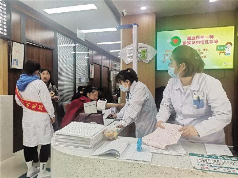 忙碌的社区卫生服务中心，居民家门口就能享受三甲医院医疗服务