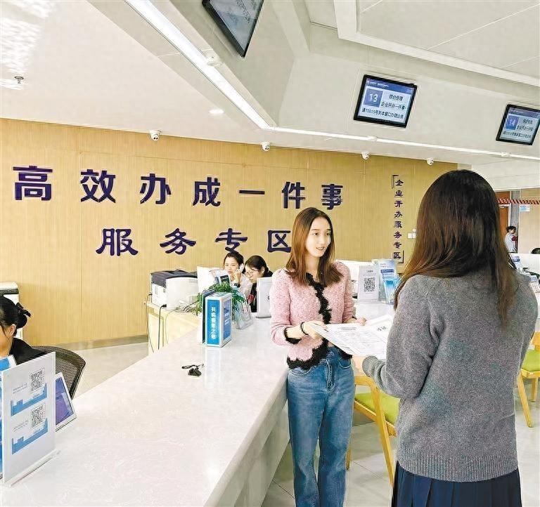 灞桥区行政审批服务局简化流程，助力企业 8 个工作日领证  第1张