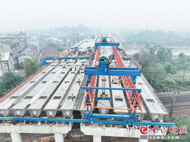 太阳山路霞凝跨线桥上跨京广线箱梁架梁工作全部完成，年底通车在望  第1张
