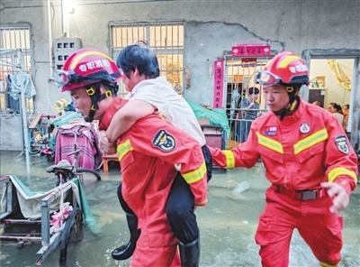 10 月 28 日，台风潭美残涡致三亚部分区域积水严重，消防救援人员全力排涝除险  第1张