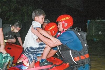 10 月 28 日，台风潭美残涡致三亚部分区域积水严重，消防救援人员全力排涝除险  第2张