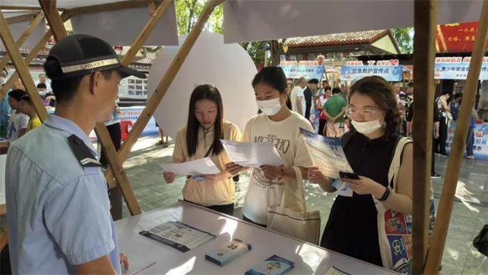 AI 换脸、陌生人接孩子、网上交友……这些诈骗手段你知道吗？  第2张