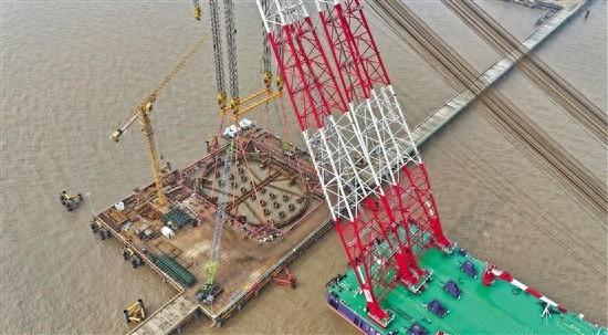 杭州湾跨海铁路桥首个钢吊箱顺利下放，2500 吨重的大家伙究竟有何作用？  第1张