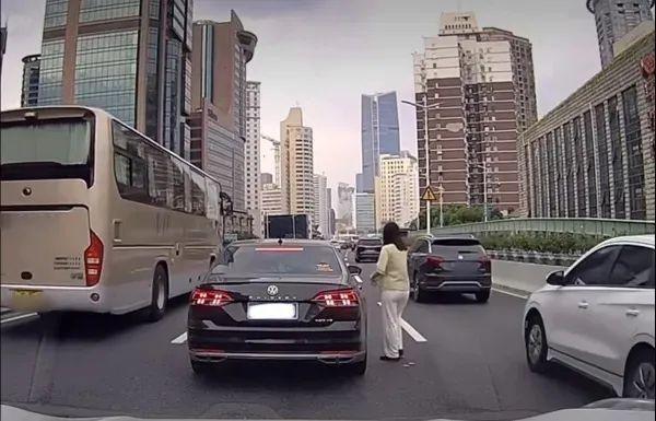 惊掉下巴！上海中环一 SUV 突然停车，男女竟在滚滚车流中换座  第2张