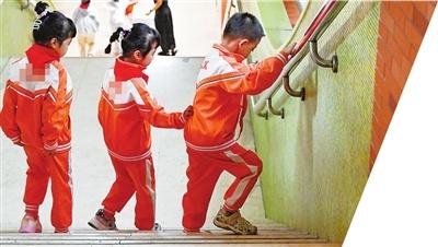早产 6 岁还不会走路，杭州一男孩靠毅力变身飞火霸王龙  第3张
