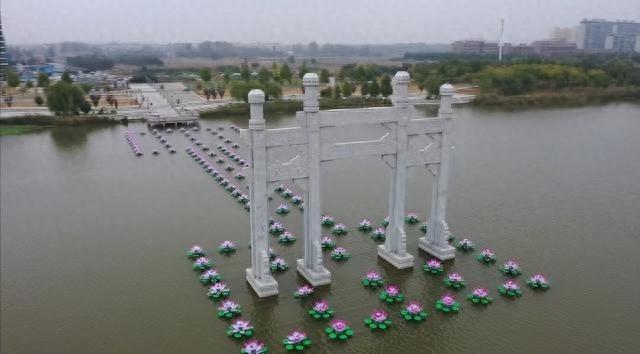 项城吉祥湖：莲花灯扮靓湖面，绿色成城市最靓底色  第1张