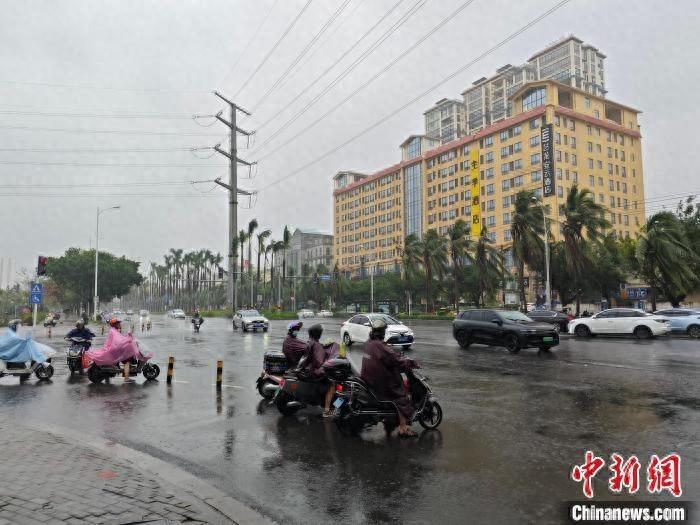 海南暴雨预警！13 市县强降水，防汛防风应急响应提升  第1张
