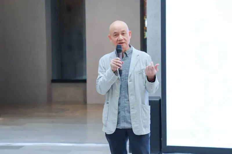 环保主义者竟为博物馆雕塑穿上显眼夹克，这背后隐藏着什么秘密？  第6张