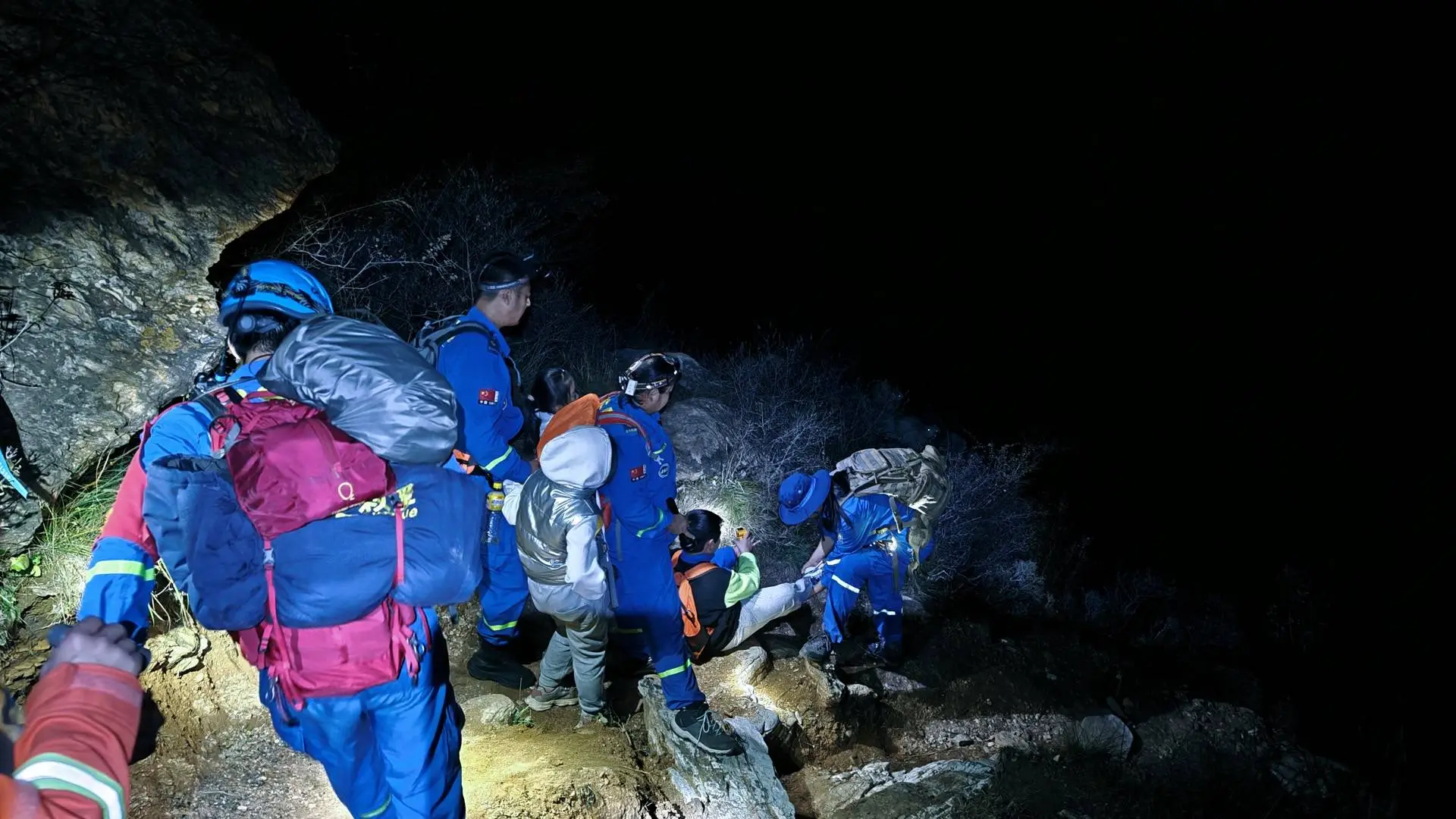 31 人被困野山，16 名孩子命悬一线！房山蓝天救援队紧急出动