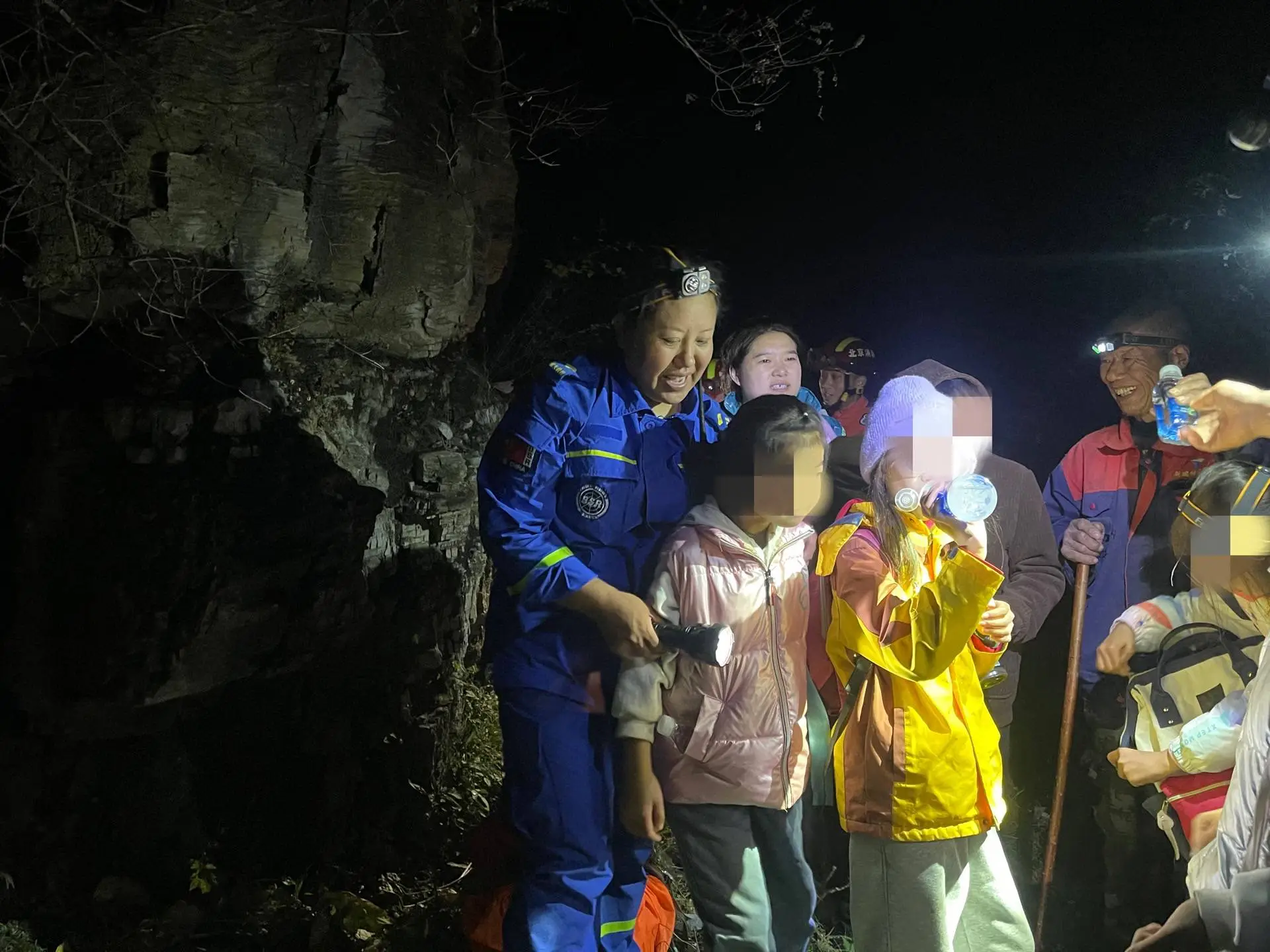 31 人被困野山，16 名孩子命悬一线！房山蓝天救援队紧急出动  第3张
