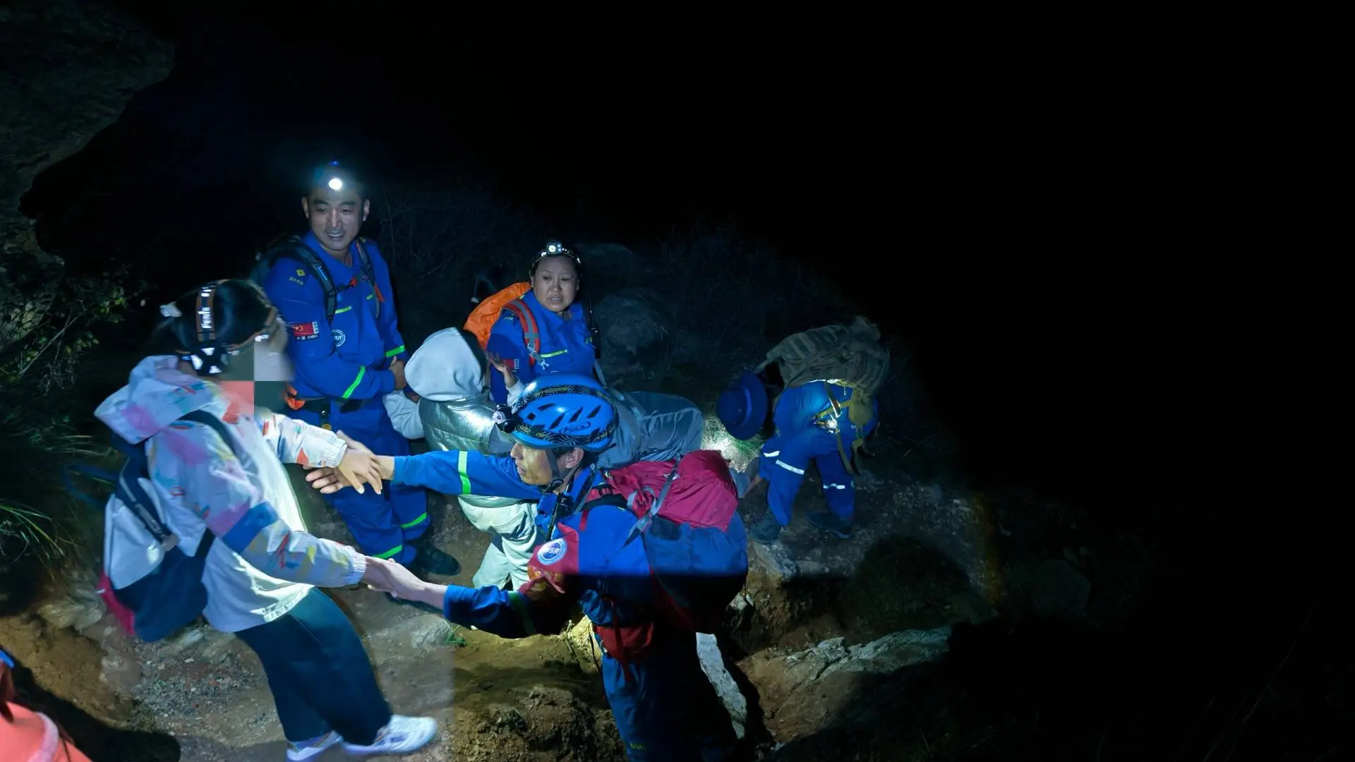 31 人被困野山，16 名孩子命悬一线！房山蓝天救援队紧急出动  第4张