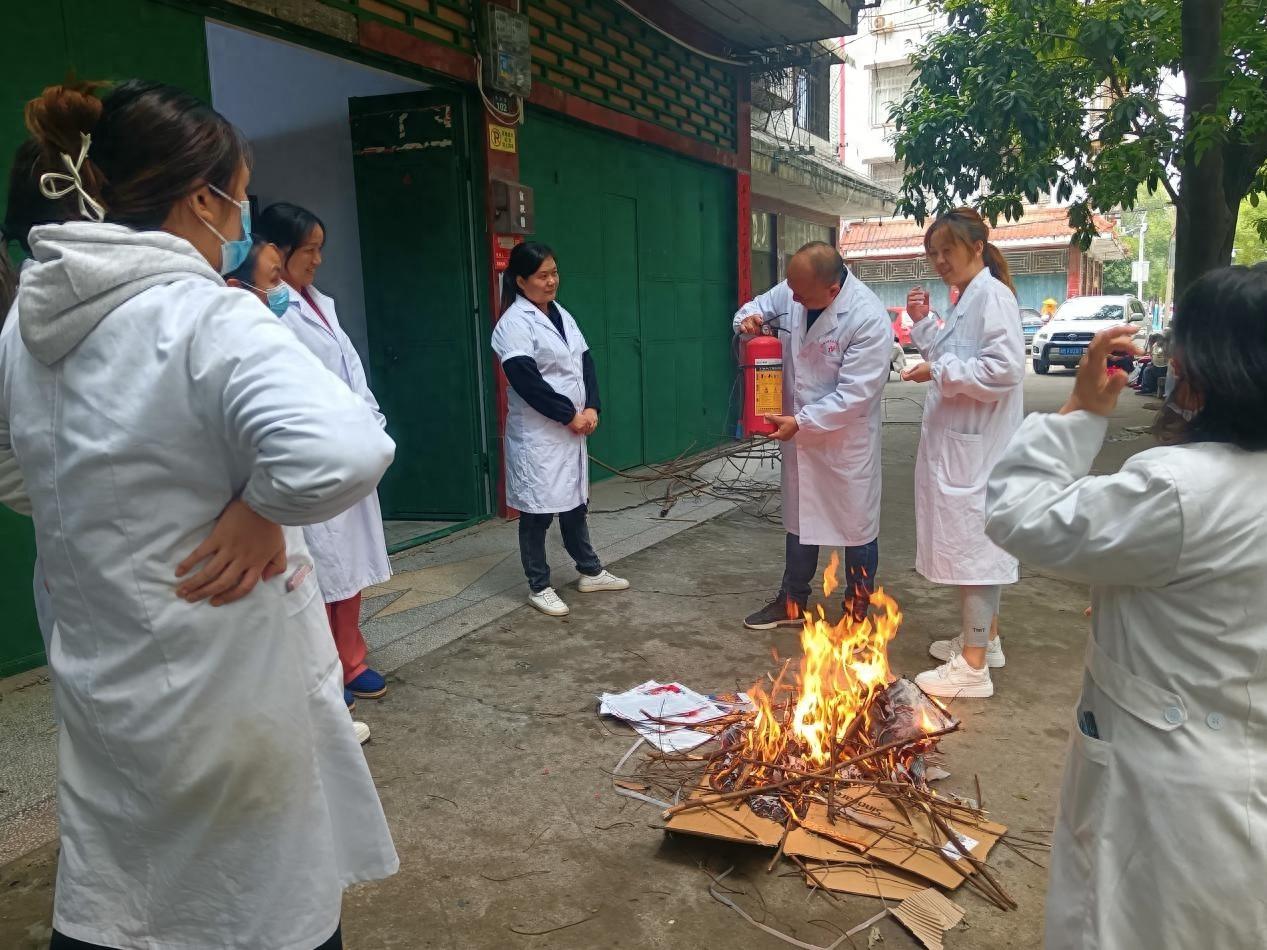 珊瑚社区卫生服务中心举办消防训练，职工们竟都学会了这项技能