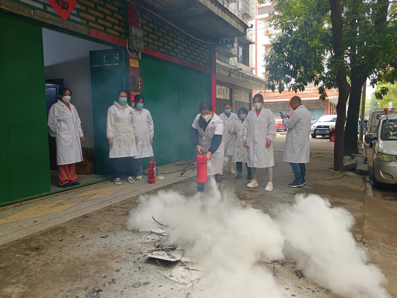 珊瑚社区卫生服务中心举办消防训练，职工们竟都学会了这项技能  第2张