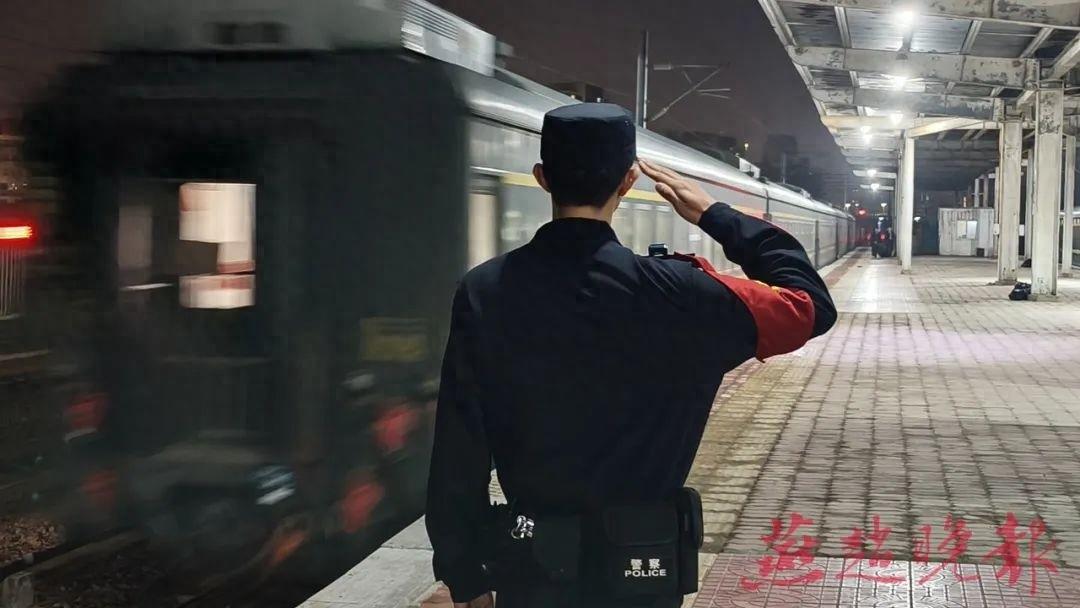10 月 28 日，石家庄北站暂时闭站，最后一班列车驶离，27 岁民警的举动令人动容