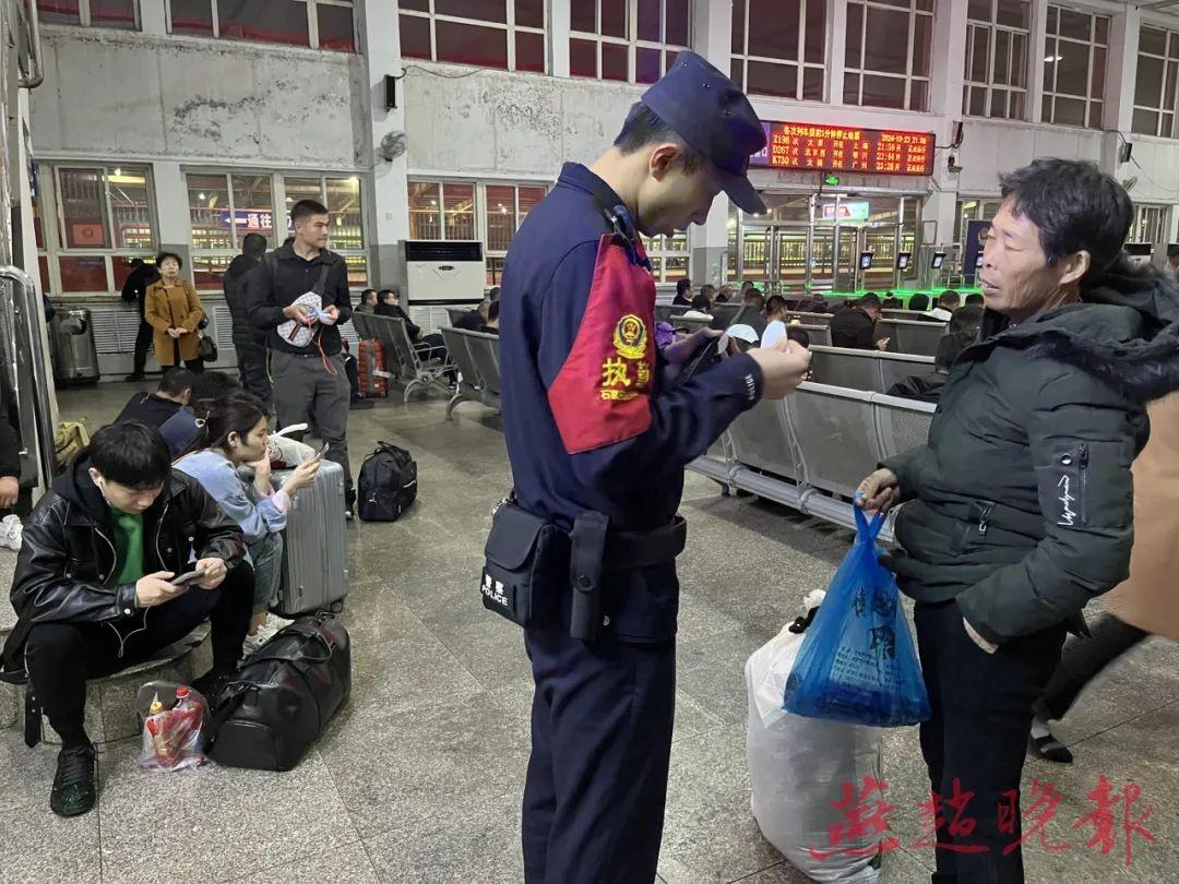 10 月 28 日，石家庄北站暂时闭站，最后一班列车驶离，27 岁民警的举动令人动容  第2张