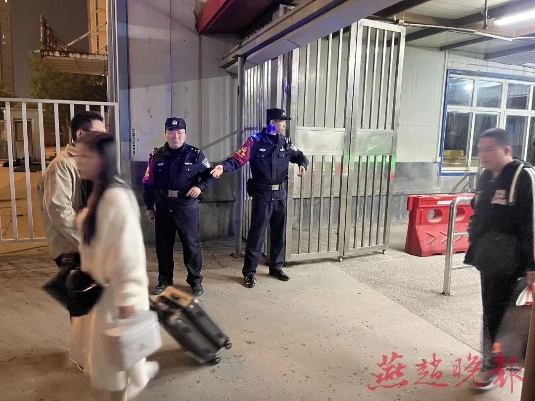 10 月 28 日，石家庄北站暂时闭站，最后一班列车驶离，27 岁民警的举动令人动容  第5张