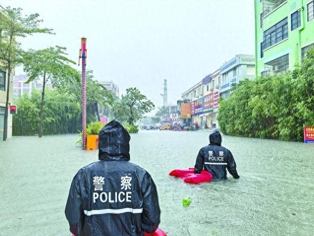 台风潭美肆虐，三亚公安全警动员，守护群众生命财产安全  第1张