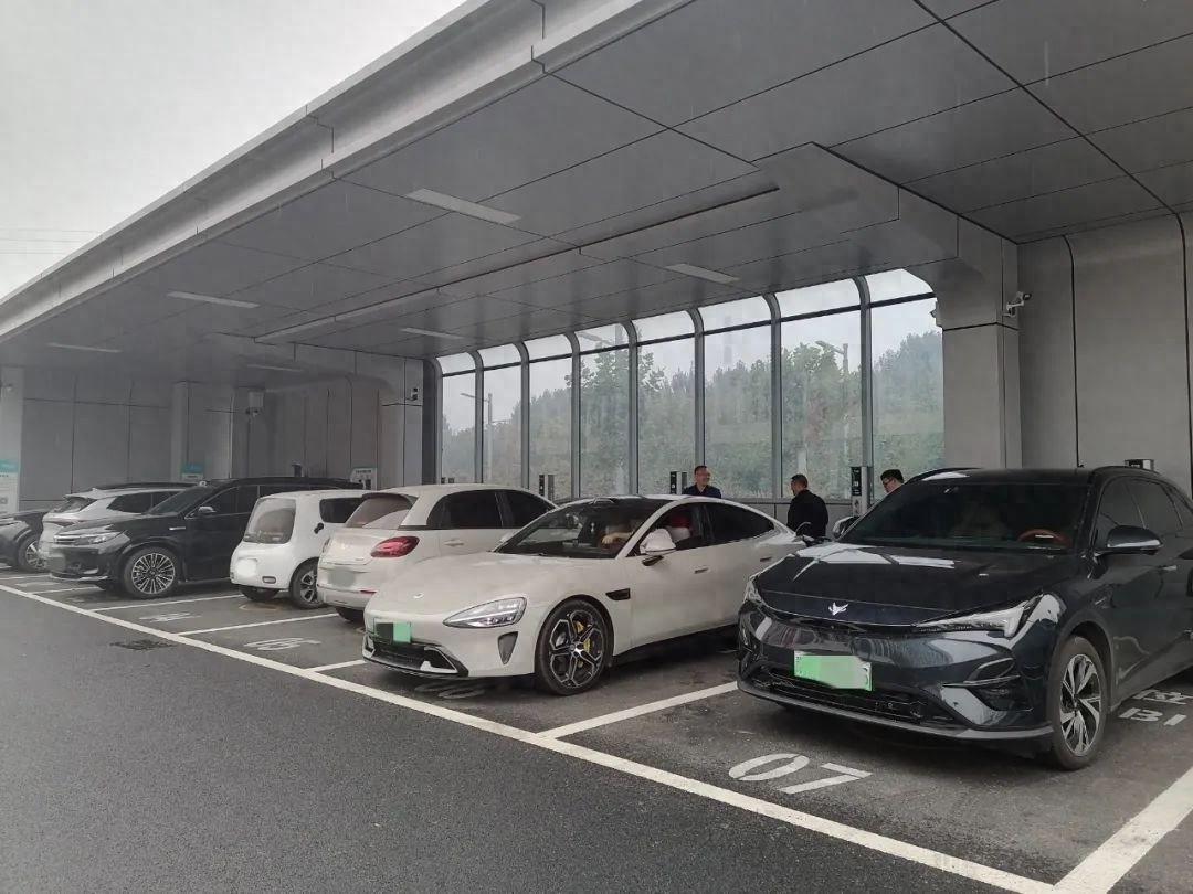 济源首批光储充检换超级充电站投用，20 分钟充满电，价格还便宜，车主们有福了