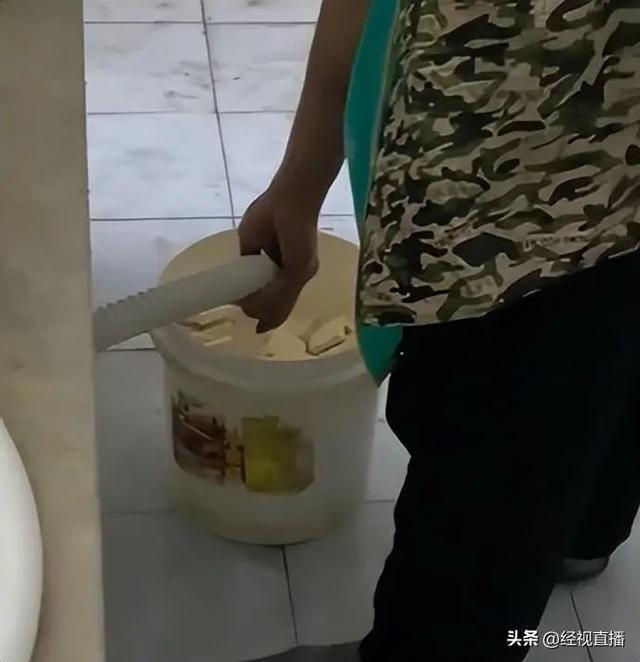 长沙太平街公厕惊现店员用下水管冲洗臭豆腐原材料，你还敢吃吗？  第2张