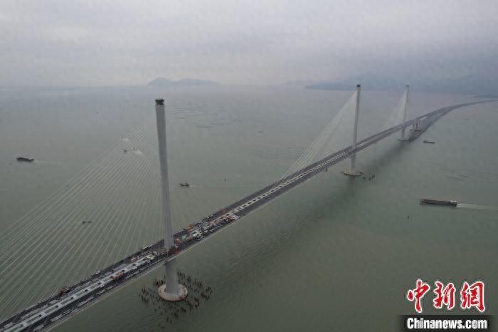 黄茅海跨海通道项目全线铺装工程全部完成，再创世界纪录