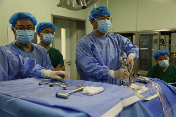 66 岁季大叔腿疼难忍，手术还是保守治疗？亲友建议让他陷入两难