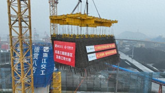 浙江交工杭甬三期 2 标完成首次部品化钢筋吊装，重量约等于 60 辆小轿车  第1张