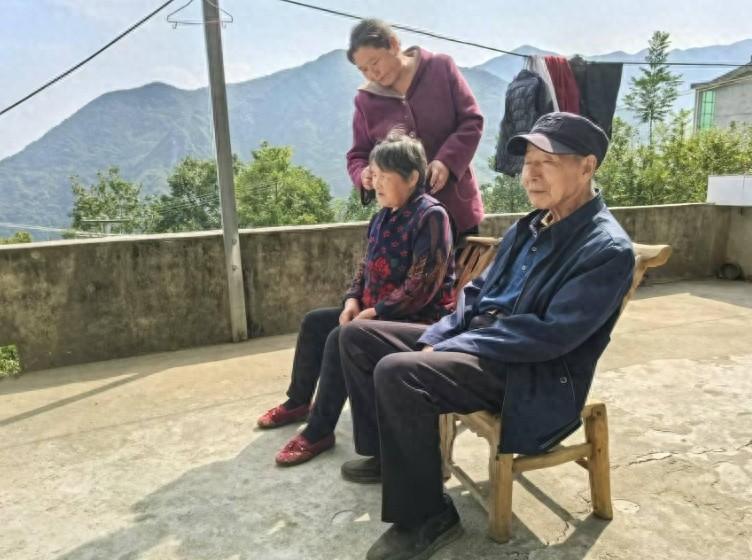17 年如一日，旬阳女子用孝心诠释人间真情，感动无数乡邻