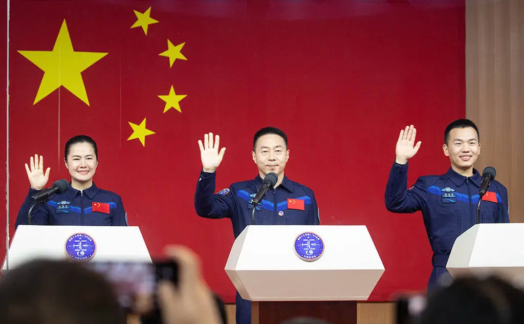 神舟十九号发射成功！蔡旭哲领衔，90 后宋令东、王浩泽首次出征  第2张
