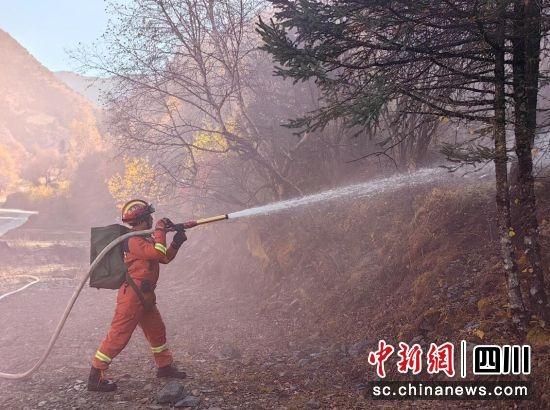 壤塘县地方专业扑火队开展实战演练，全力备战森林草原防灭火  第2张