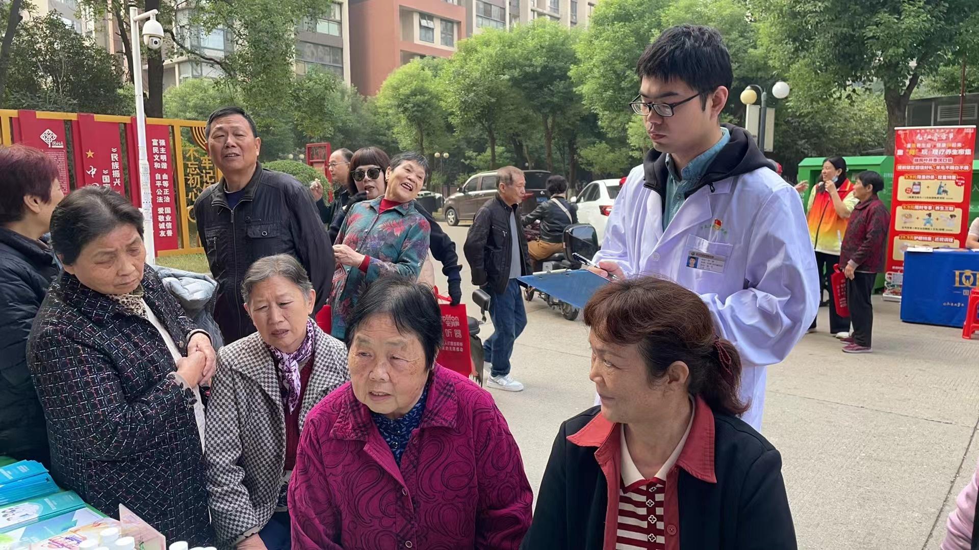 世界银屑病日：专家义诊进社区，让皮肤更健康  第2张