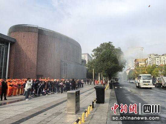 广元市利州区环卫开放日活动启动，新型环卫设备精彩亮相  第2张