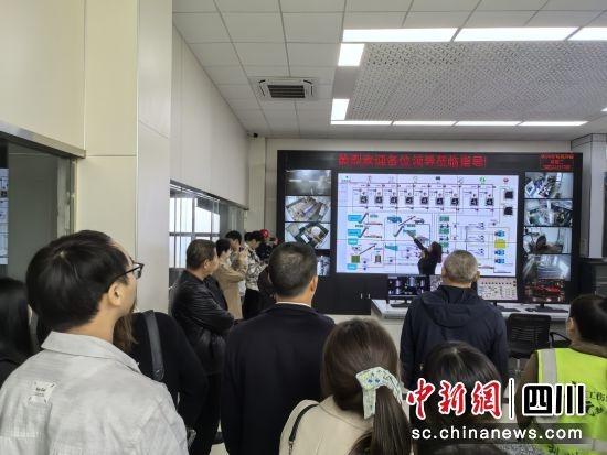 广元市利州区环卫开放日活动启动，新型环卫设备精彩亮相  第3张
