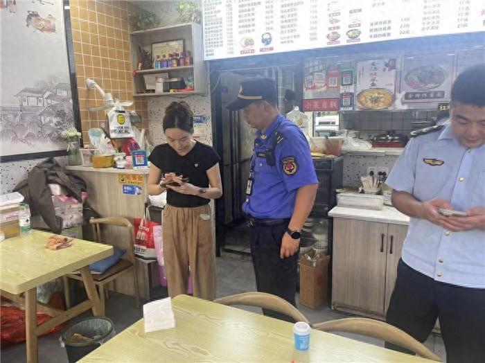 油烟乱排危害大！三墩镇综合行政执法队打出城市控油组合拳  第1张