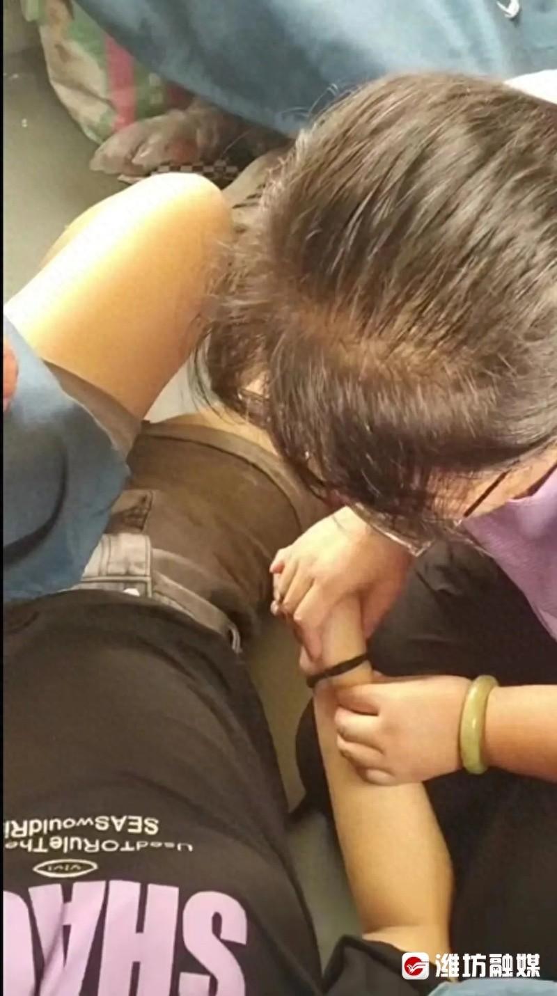 列车上乘客突然晕倒，安丘市妇幼保健院刁桂娟紧急施救转危为安  第1张