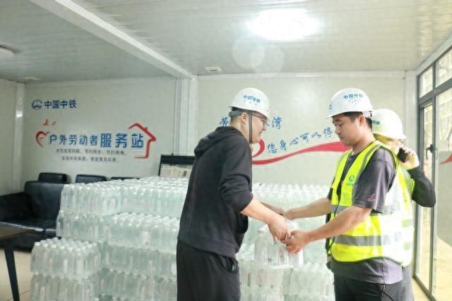 184 箱矿泉水！中铁九局四公司仙居项目部为户外劳动者送去秋日清凉