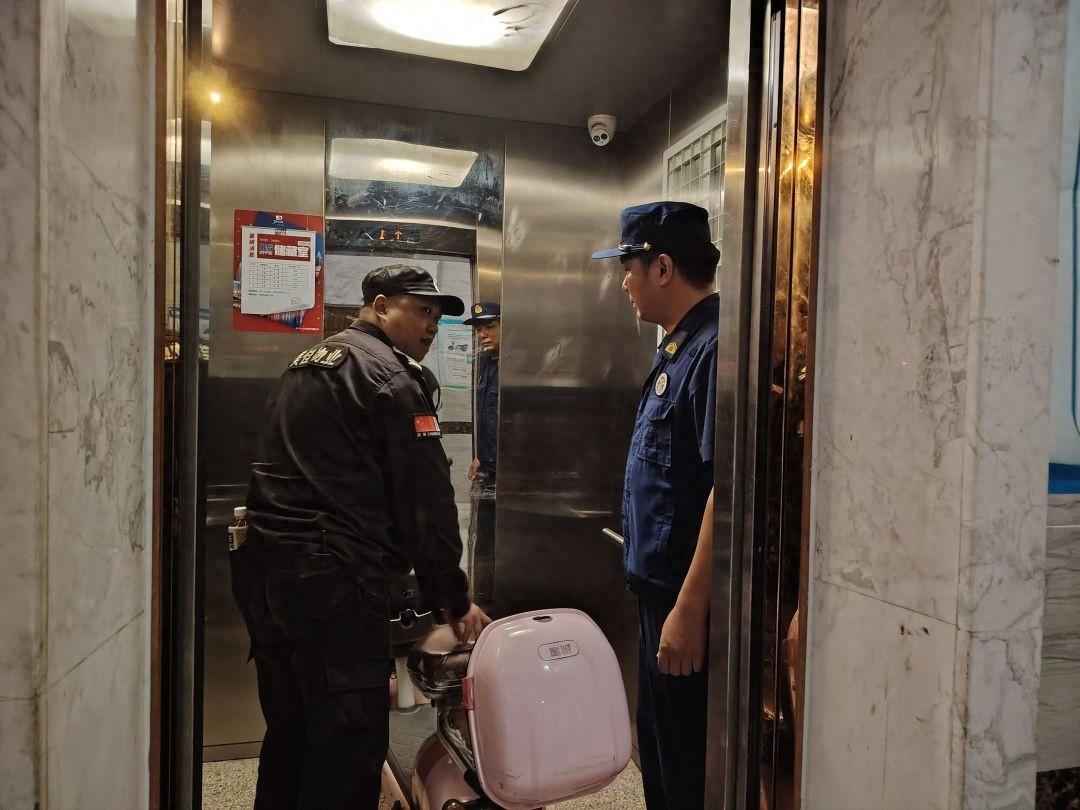 禁止电动车进电梯！湖州一小区用上阻车系统，警报响起拒绝关门  第1张