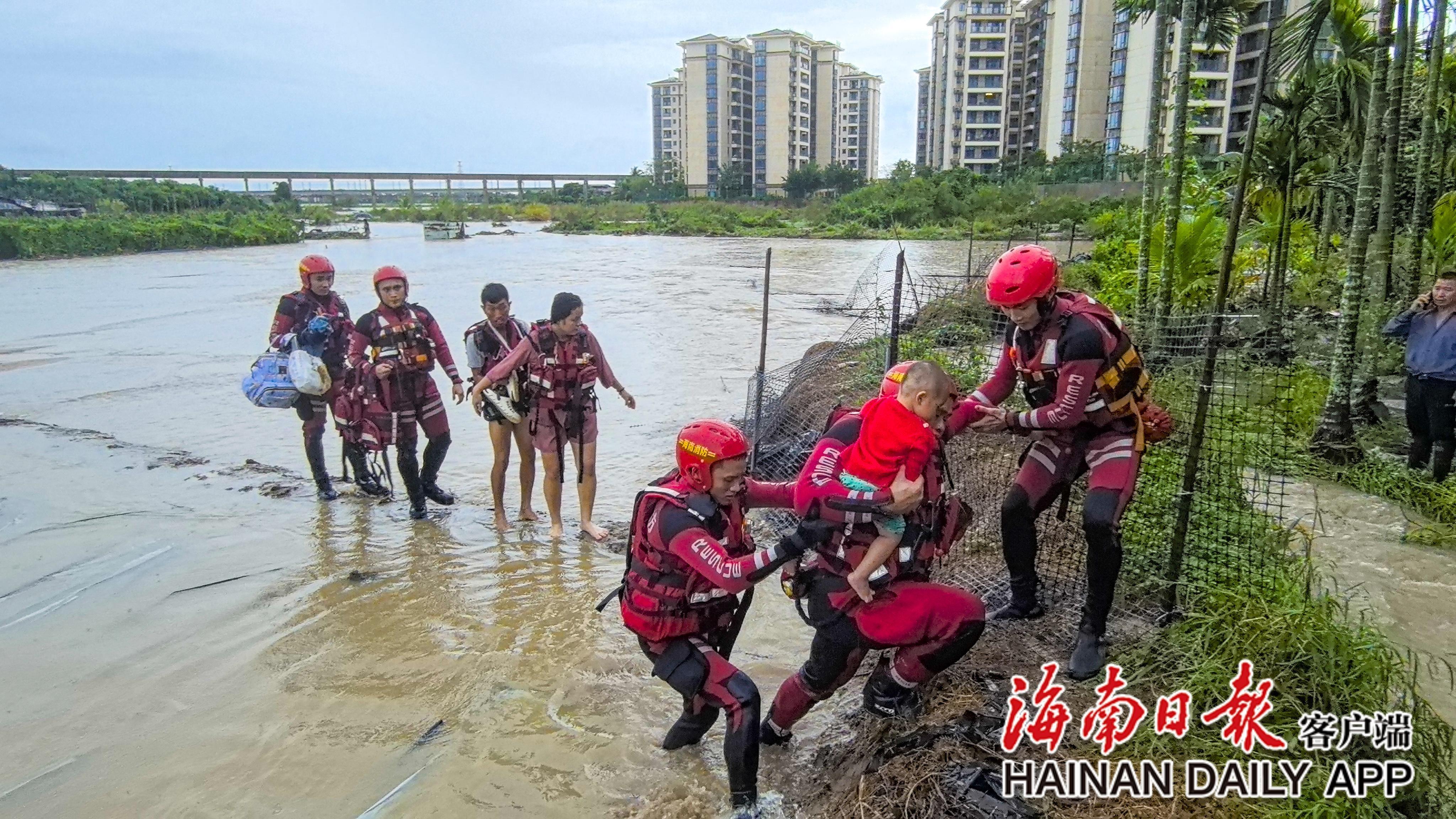 强降雨肆虐三亚，消防紧急救援，10 分钟成功转移 4 名被困群众