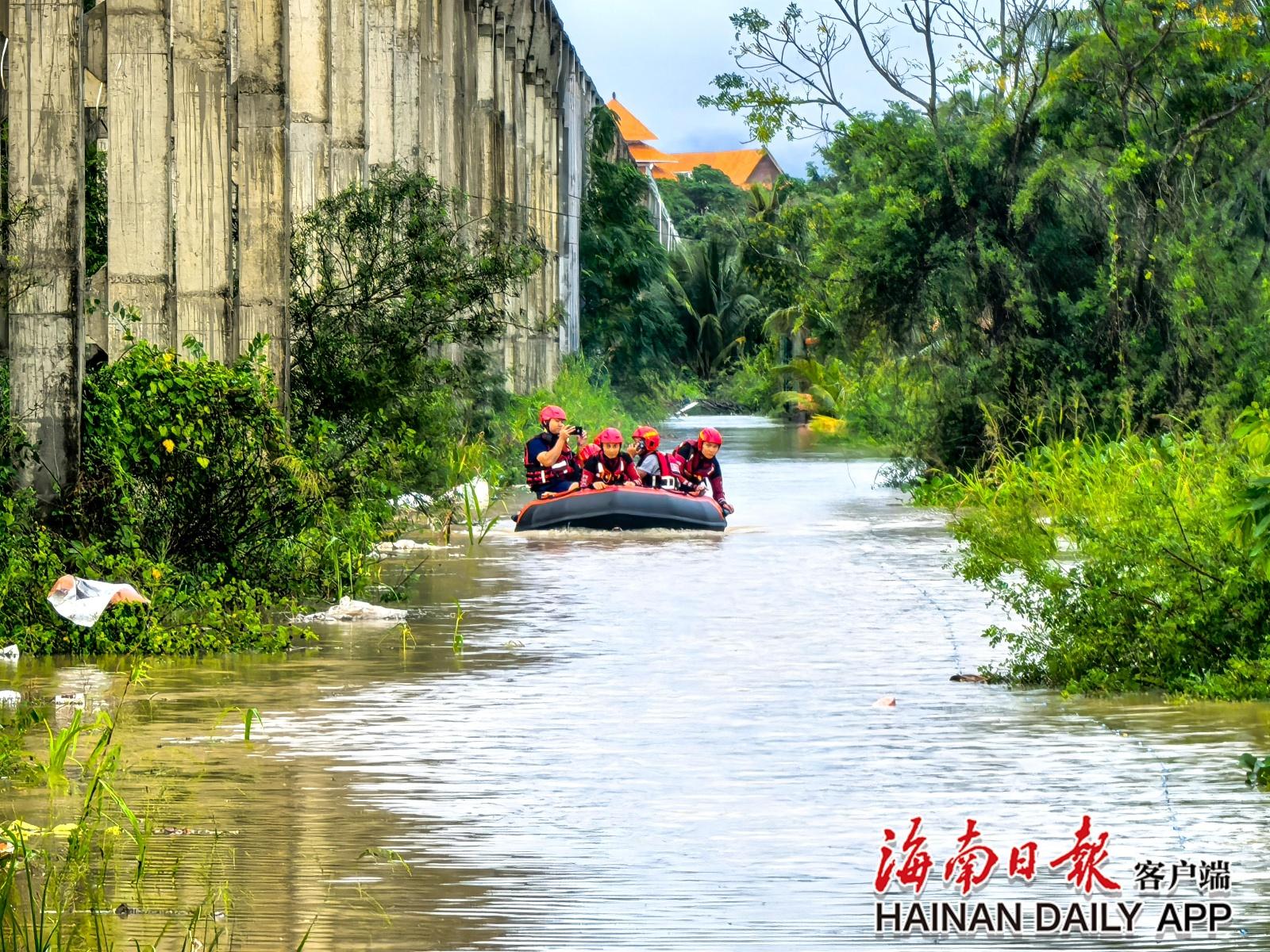 强降雨肆虐三亚，消防紧急救援，10 分钟成功转移 4 名被困群众  第2张