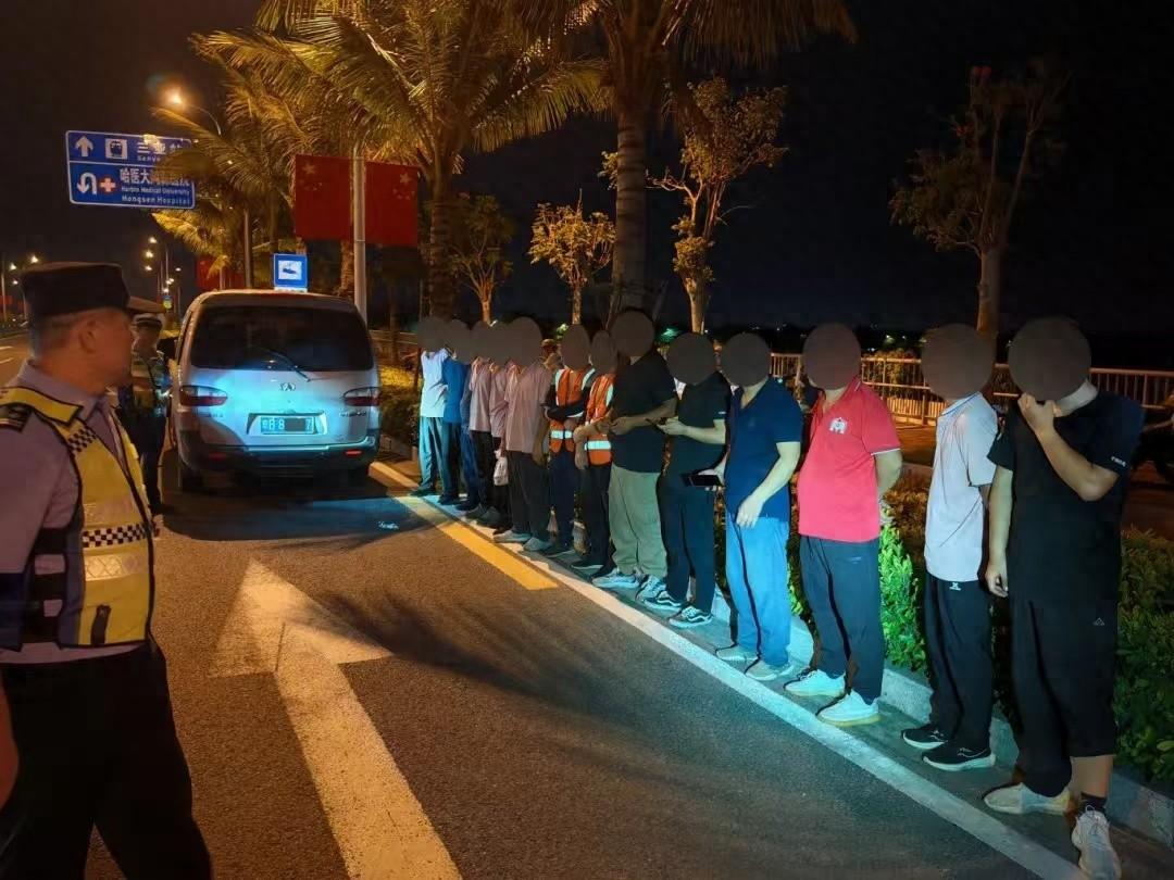 核载 8 人实载 14 人！海南三亚一小型汽车严重超员，司机被重罚  第1张