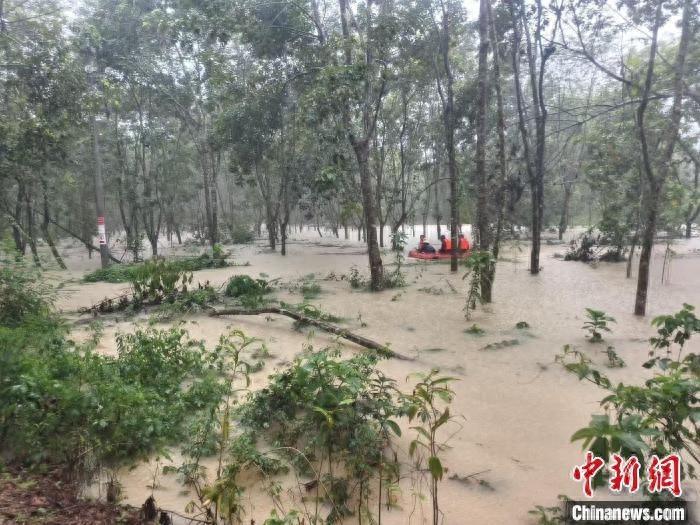 持续暴雨！海南多地出现险情，消防紧急救援，守护民众安全