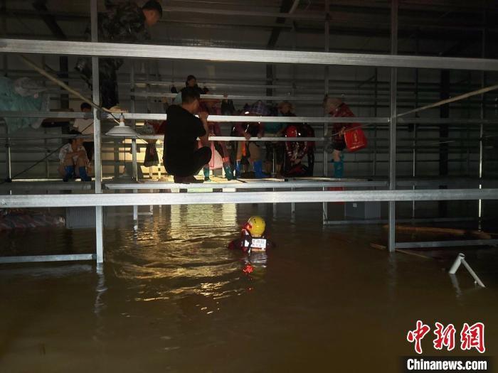持续暴雨！海南多地出现险情，消防紧急救援，守护民众安全  第2张