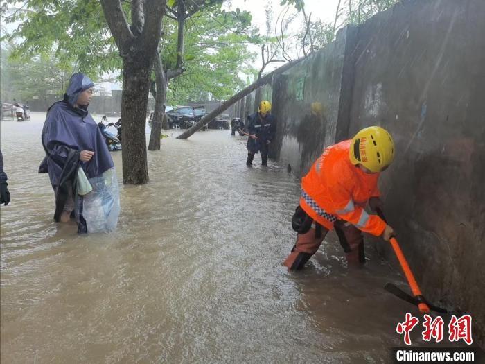 持续暴雨！海南多地出现险情，消防紧急救援，守护民众安全  第3张