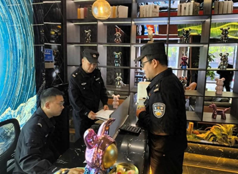 公安浐灞分局治安大队对经营性自建房开展消防安全排查，确保人民群众安全过冬