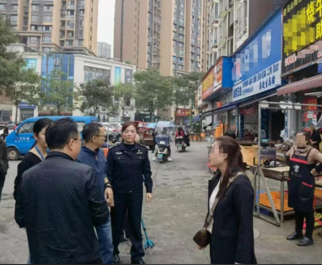 四川乐山一餐饮店员工当街舀潲水油，是要回流餐桌还是另有他用？  第2张