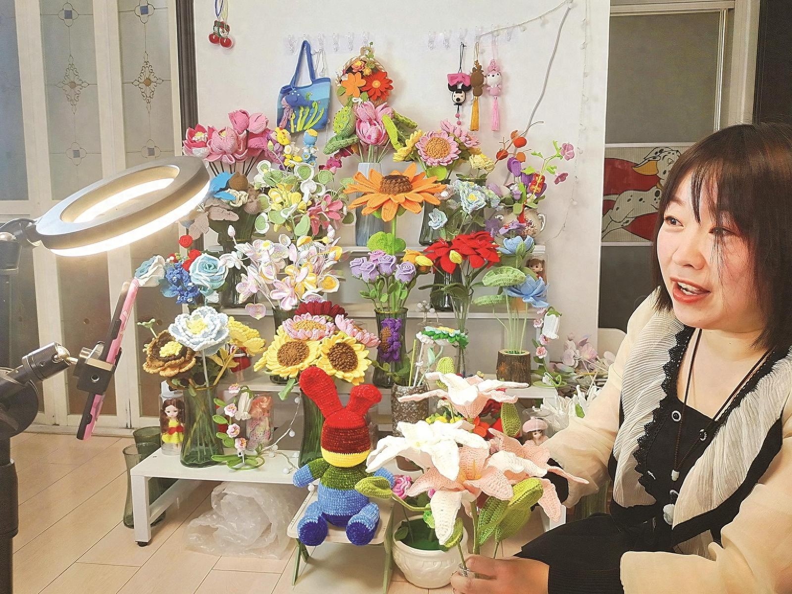 从农村丫头到手工编织女王：王可心如何用毛线编织出月入万元的奇迹？  第1张