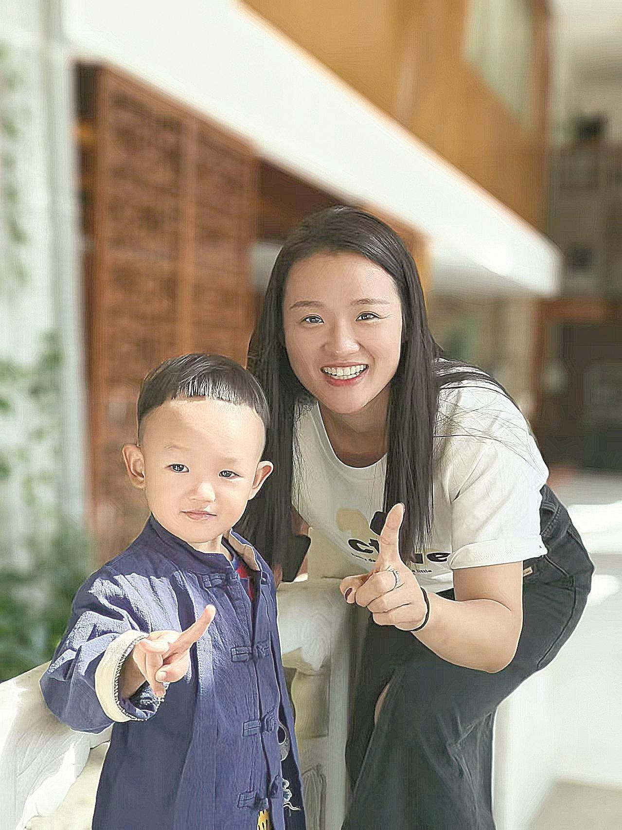 34岁网格员崔明扶起摔倒老人，居民送锦旗感谢：小崔说事儿，更做实事  第3张