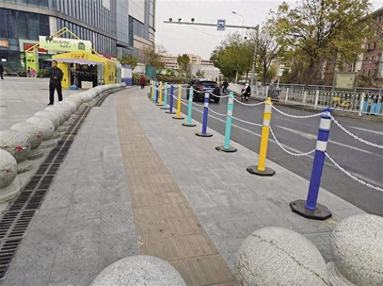 162根隔离柱让路于民，兰州城关区城市管理局如何确保市民通行安全畅通？
