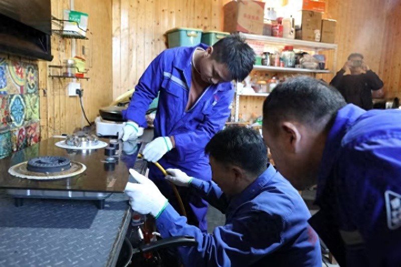松桃城市管理局上门服务，保障苗寨燃气安全，108户群众受益
