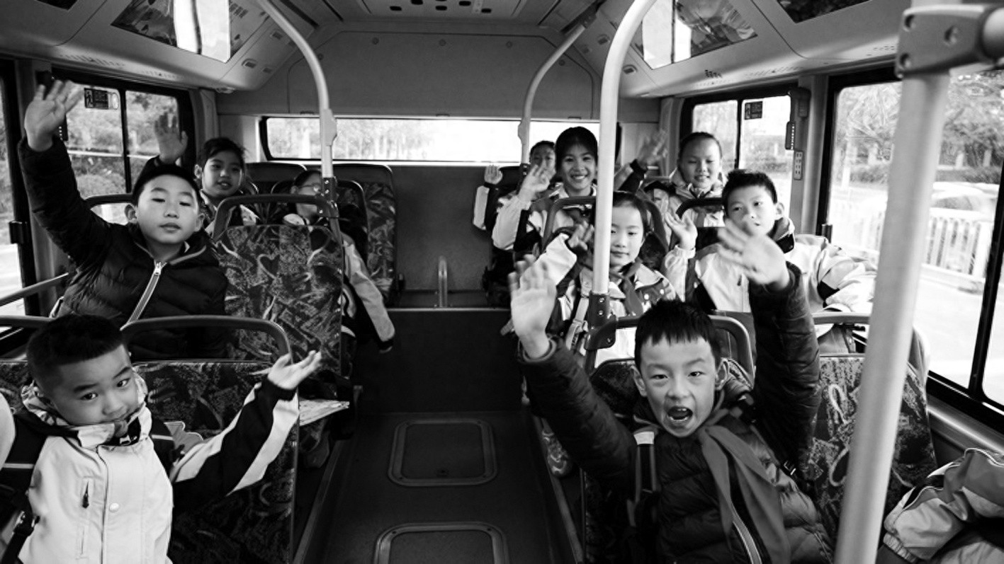 南京通学公交：一年10条线路，252个孩子的上学路，真的变轻松了吗？  第1张